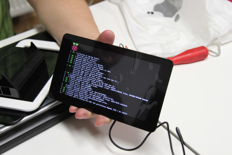 Das offizielle Raspberry Pi Display wird ausprobiert